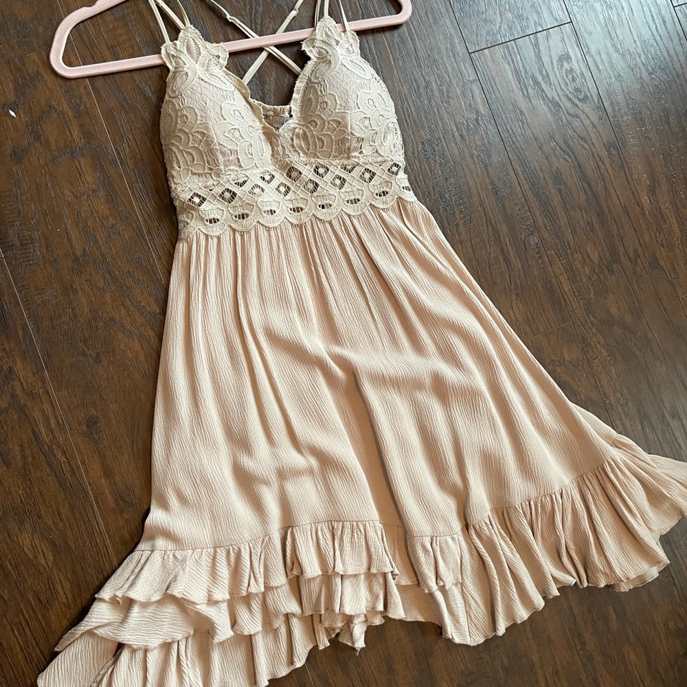 Beautiful tan dress 🤎